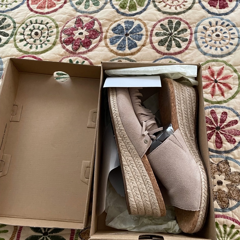 Ugg Australia Danes Wedge Suede Fringe Sandals, New in Box, Size 7.5, Be… - Picture 4 of 6
